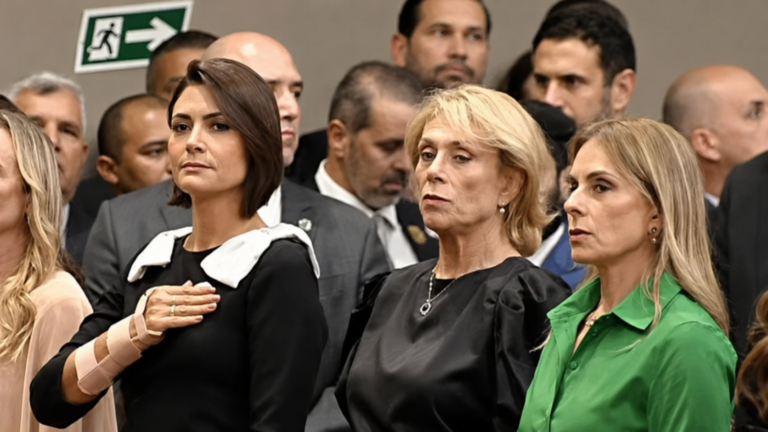 Michelle Bolsonaro transforma cerimônia do TSE em demonstração de elegância, força e prestígio político